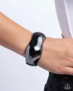 Curved Confident - Black Paparazzi Accessories