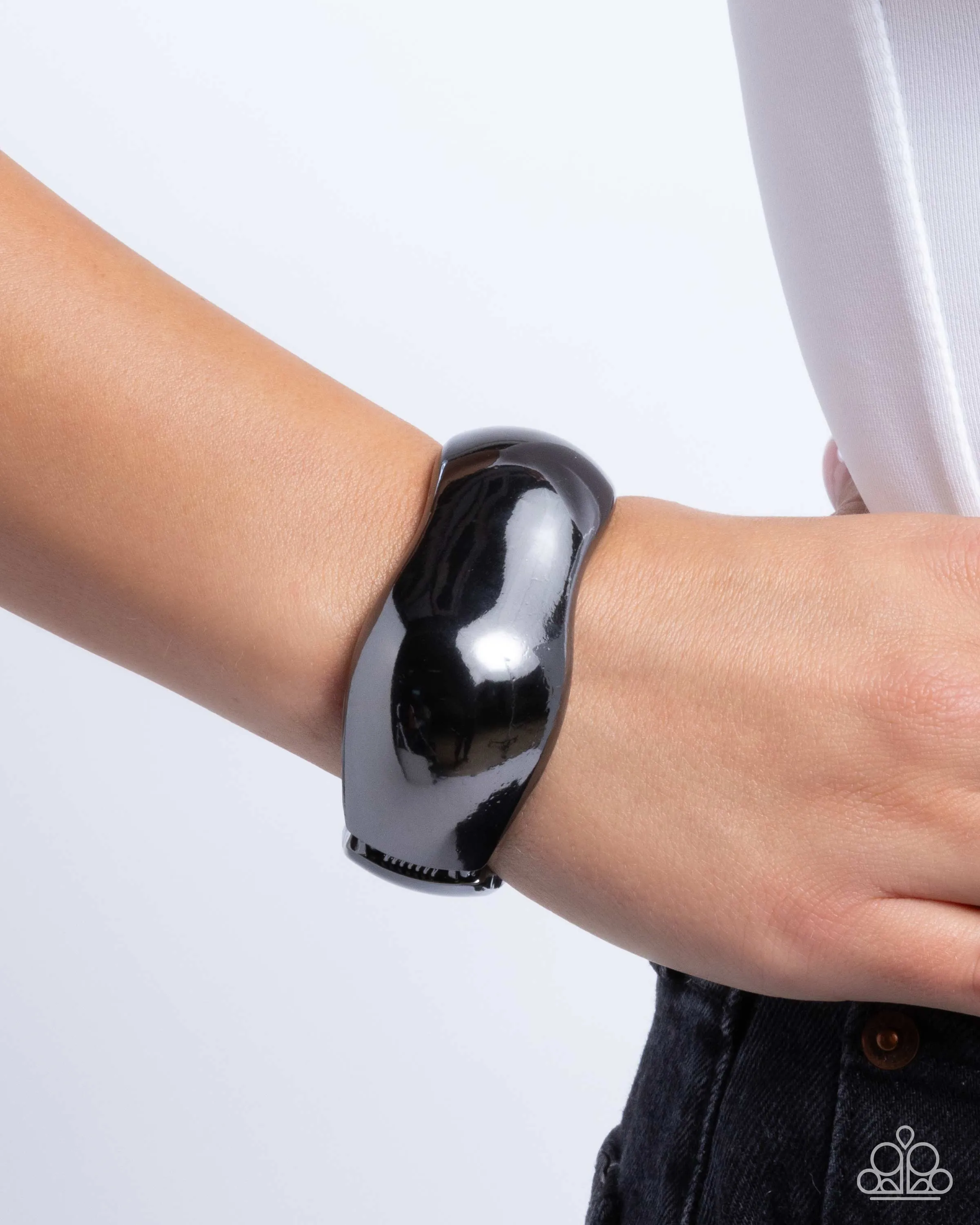 Curved Confident - Black Paparazzi Accessories