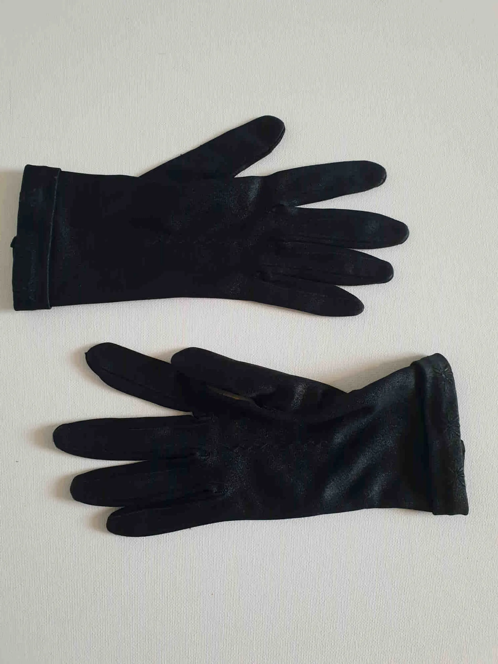 Short Black Satin Gloves - M