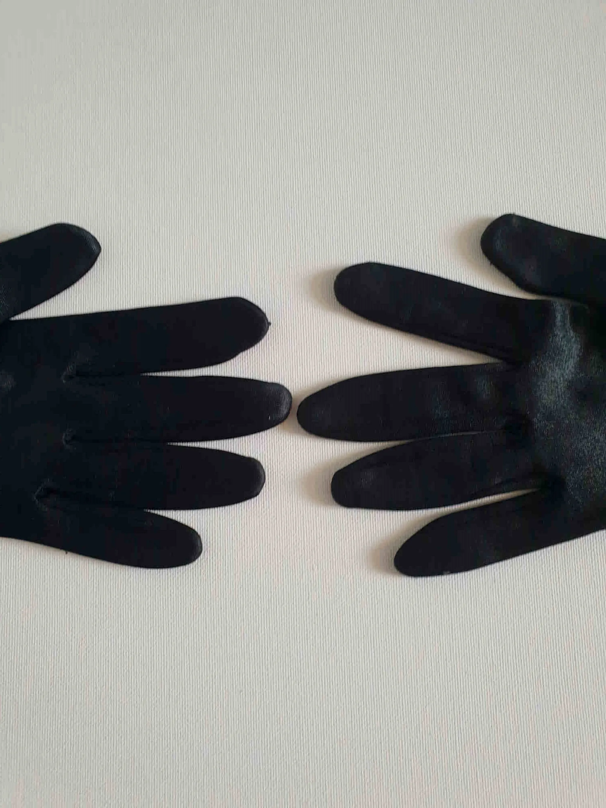 Short Black Satin Gloves - M