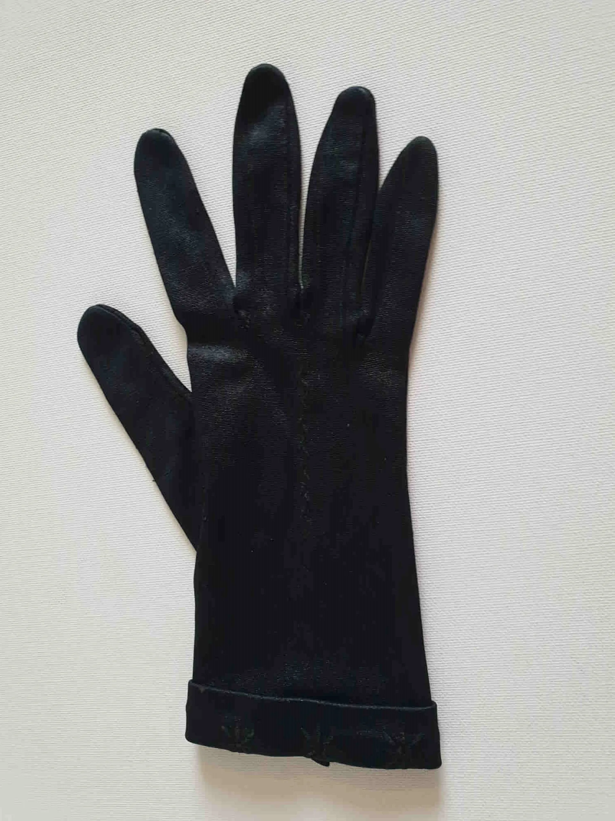Short Black Satin Gloves - M