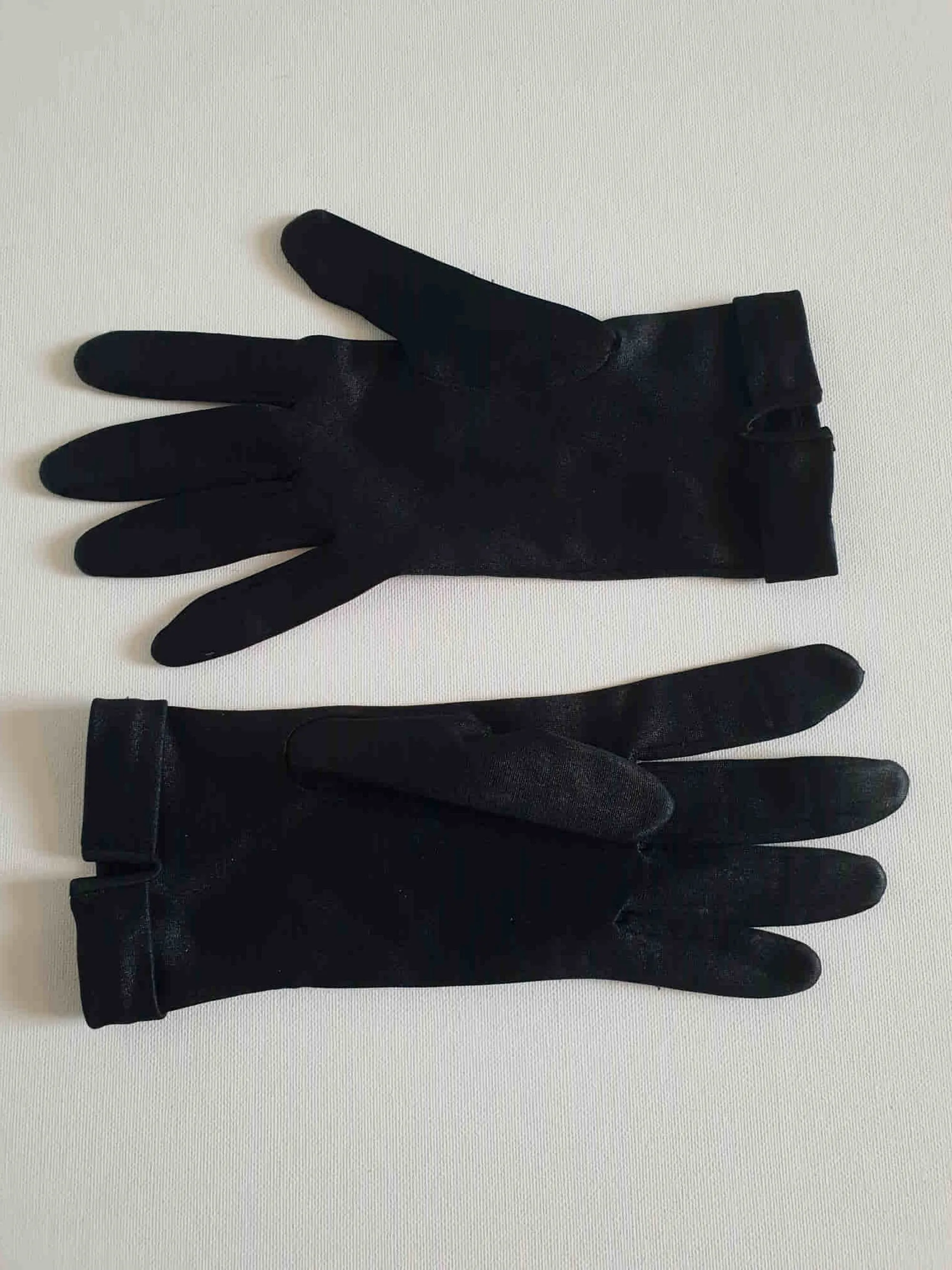 Short Black Satin Gloves - M
